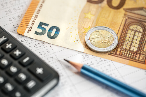 imagen en la que aparee un primer plano de un billete de 50 euros, un lápiz y una calculadora